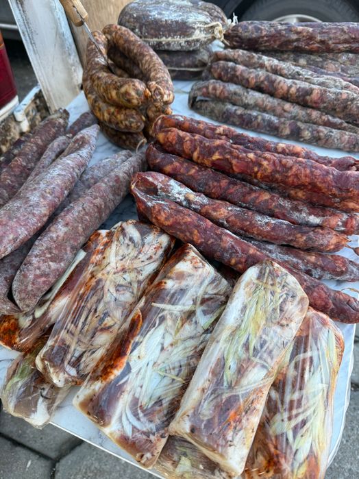 Домашни суджук, петрохан,едро кълцано домашни мезелъци