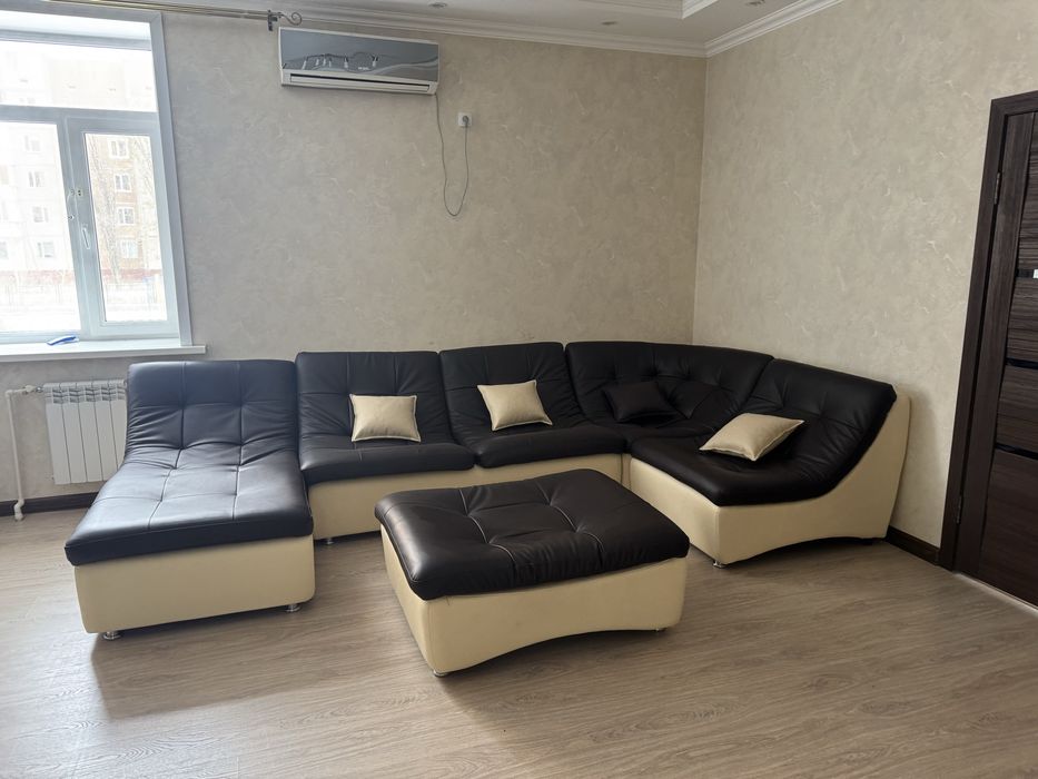Угловой кожаный диван