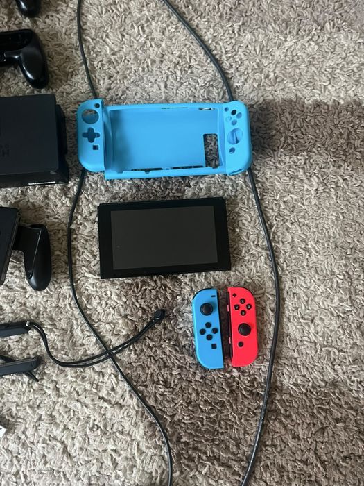 Nintendo switch + 13 jocuri + volan si accesorii