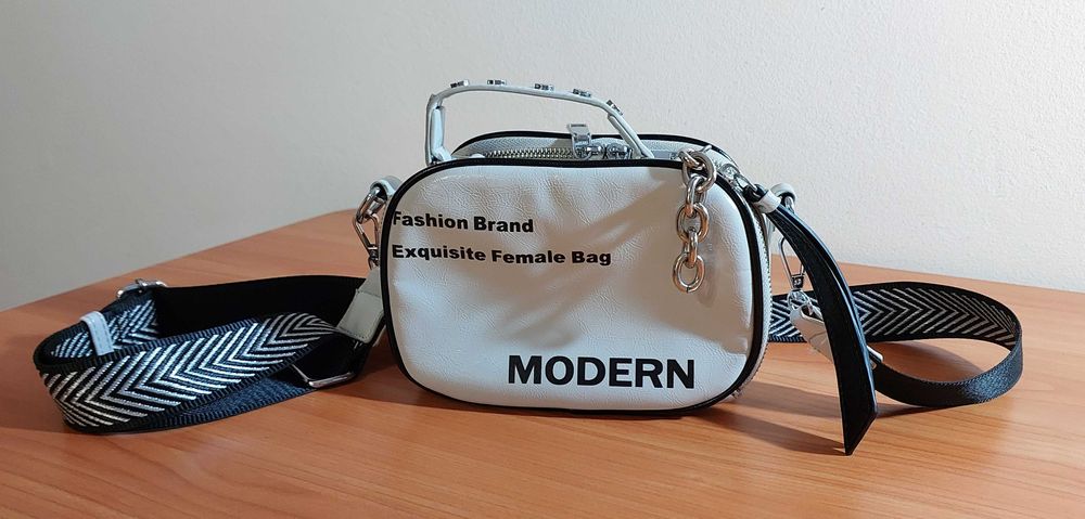 Geanta gri deschis, din piele ecologica, cu detalii metalice argintii