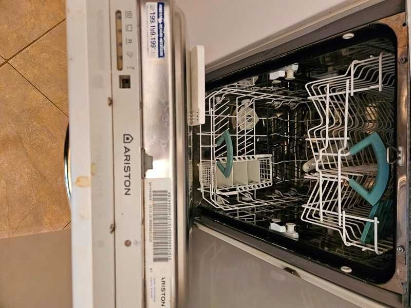 Бяла кухня с вградени уреди. МДФ.