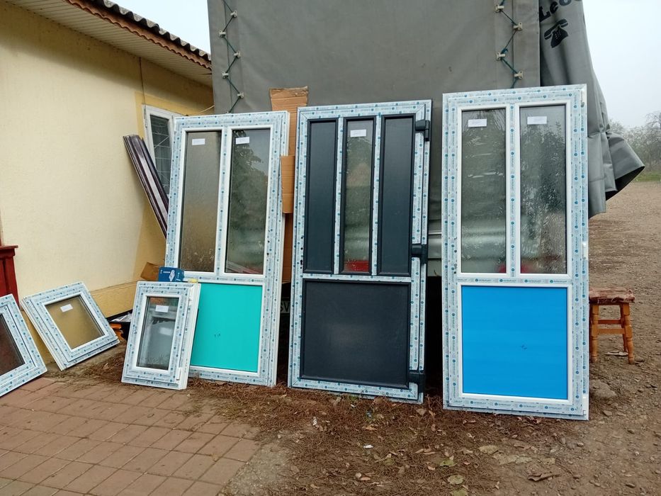 Vând ușa Termopan și geamuri