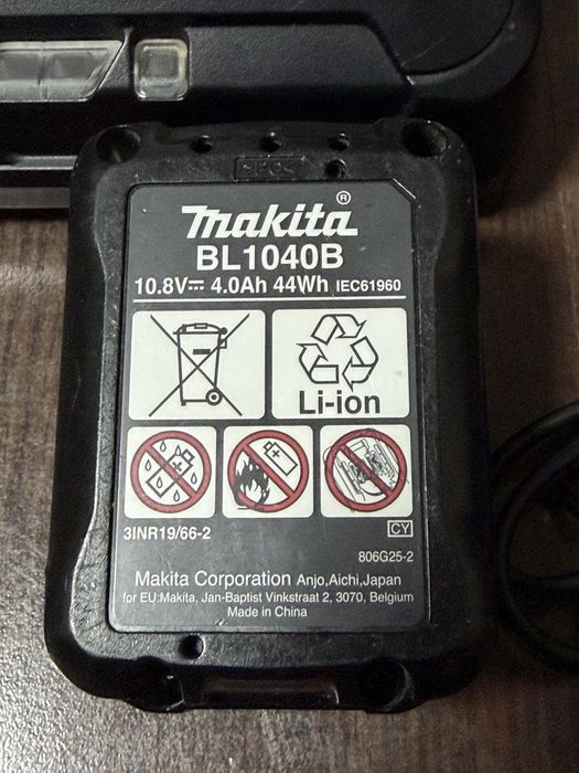 Makita incarcator  DC10SA si acumularor 10,8 4 amperi  BL1040B