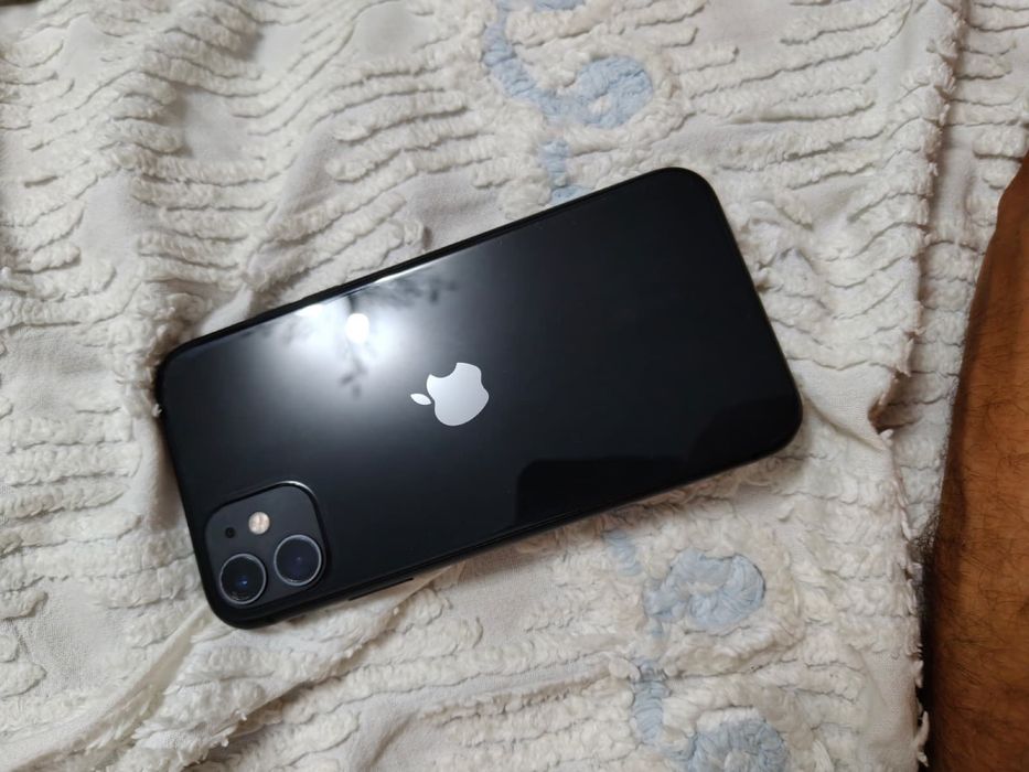 Vând iphone 11 in stare perfectă  doar putin crapată camera dau si  la schimb  pe iphone 12 13 14