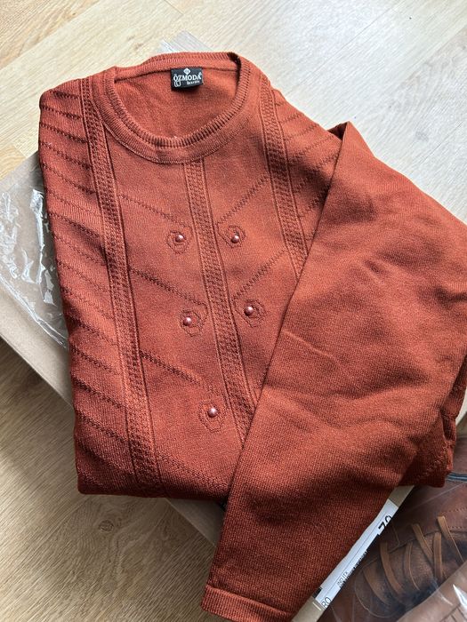 Pulovar caramiziu cu perlute