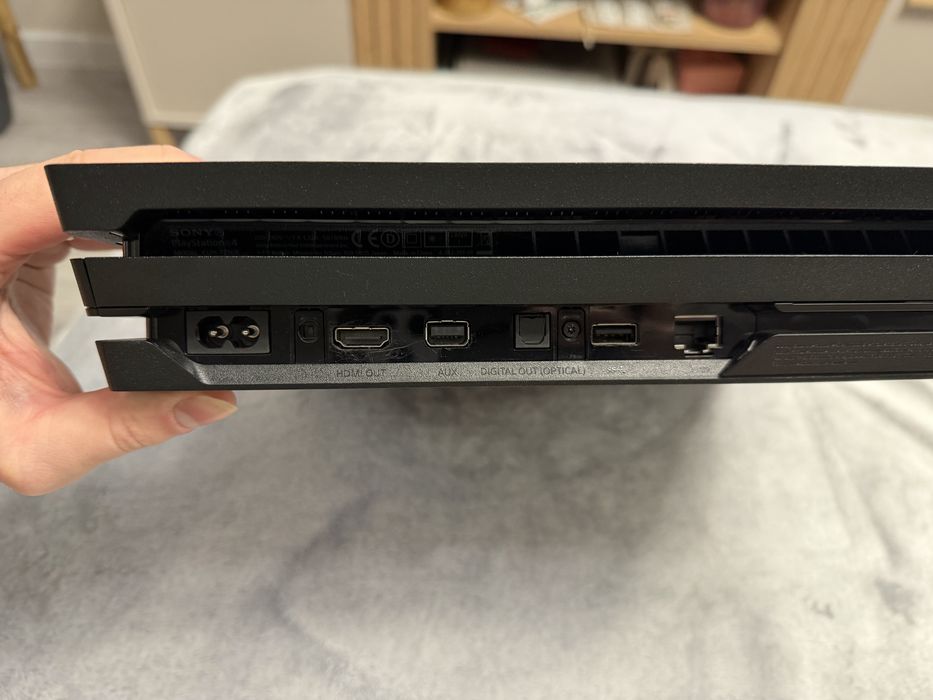 PS4 Pro 1TB + 2 x Controllere originale | Stare foarte bună