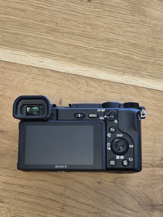 Sony A6400 (31k cadre) + Sony 16-50mm