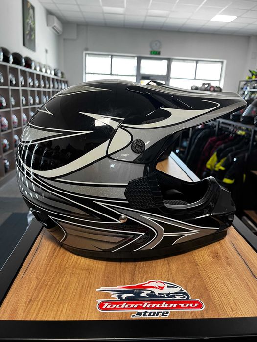 Мотокрос каска THH Helmets,размер M 57-58 см.добро състояние