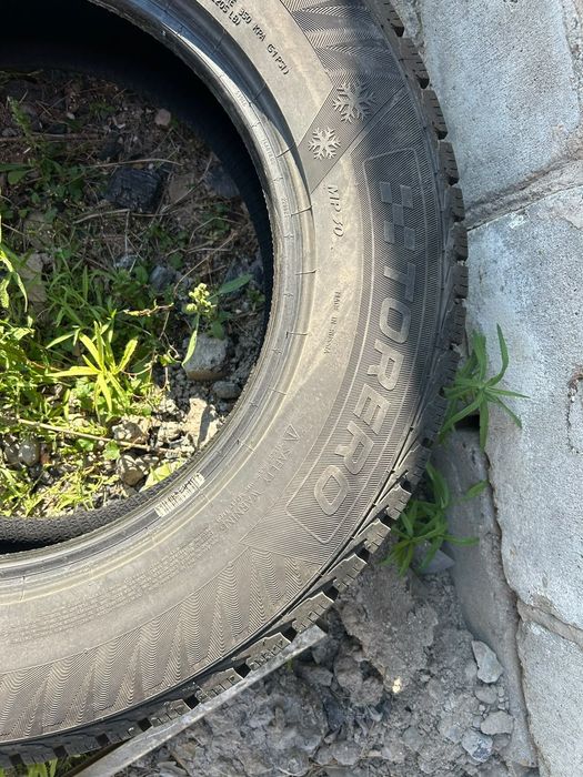 Продам зимнию шину с шипами