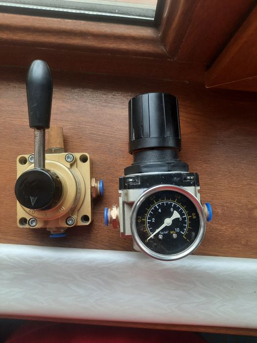 Пневморегулятор с краном