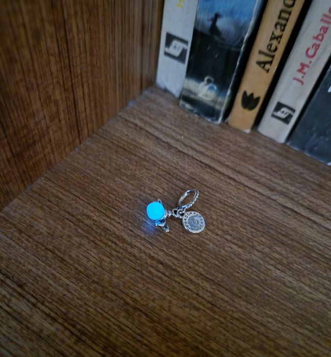 Charm licuriciul fosforescent care lumineaza in intumeric Argint S925