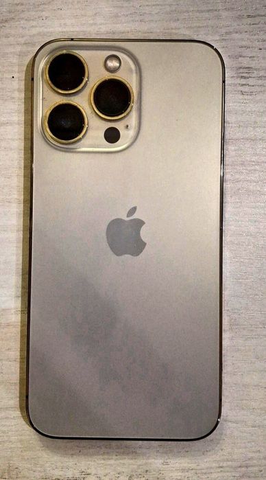Золотистый iPhone 13 Pro.