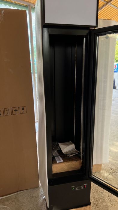 Vitrina frigorifica slim usa din sticla cu rama din PVC