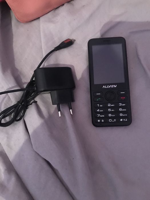 Telefon cu cifre mari la tastare