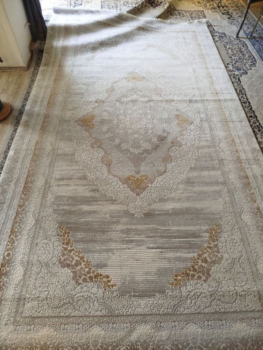Turkiya gilami. 2.5x4.5 oʻlchamda. Xolati yangi. Narxi: 2.5 mln.