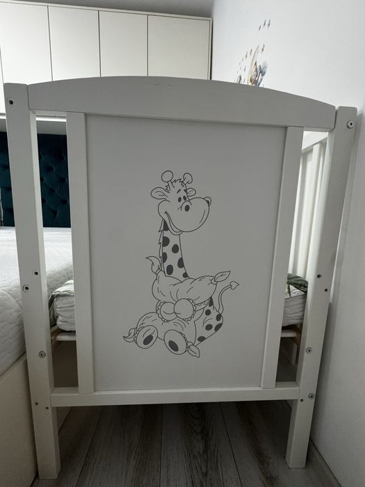 Vand patut bebe include(saltea de cocos si setul cu aparatori si cearceaf)