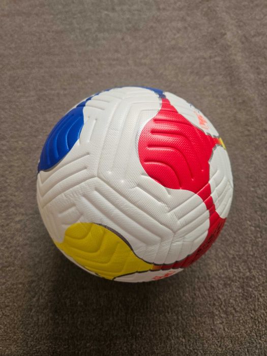 Mingi de fotbal .