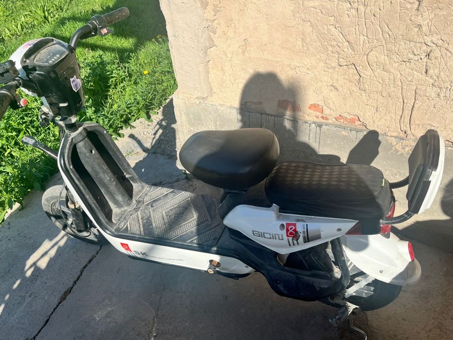 Продам скутер ск8