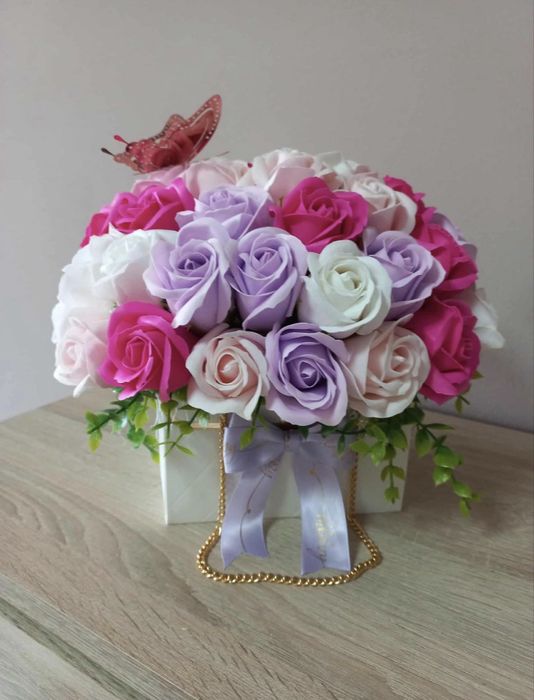 Ръчно изработени подаръчни кутии с ароматни свещи и сапунени рози!!