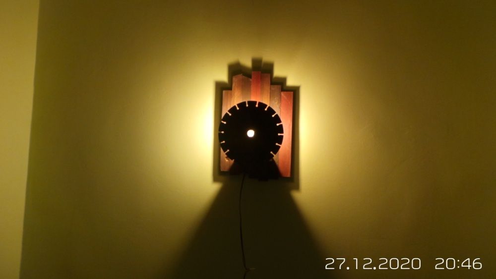 Стенна лампа от дърво и метал