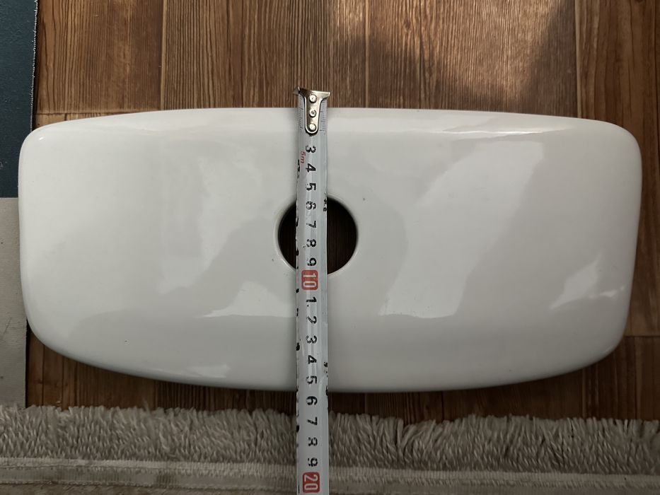 Крышка от бочка унитаза