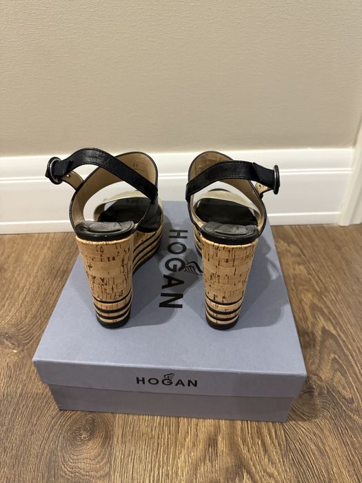 Босоножки на танкетке