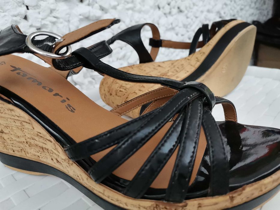 Sandale negre cu platforma, din piele lacuita, Tamaris
