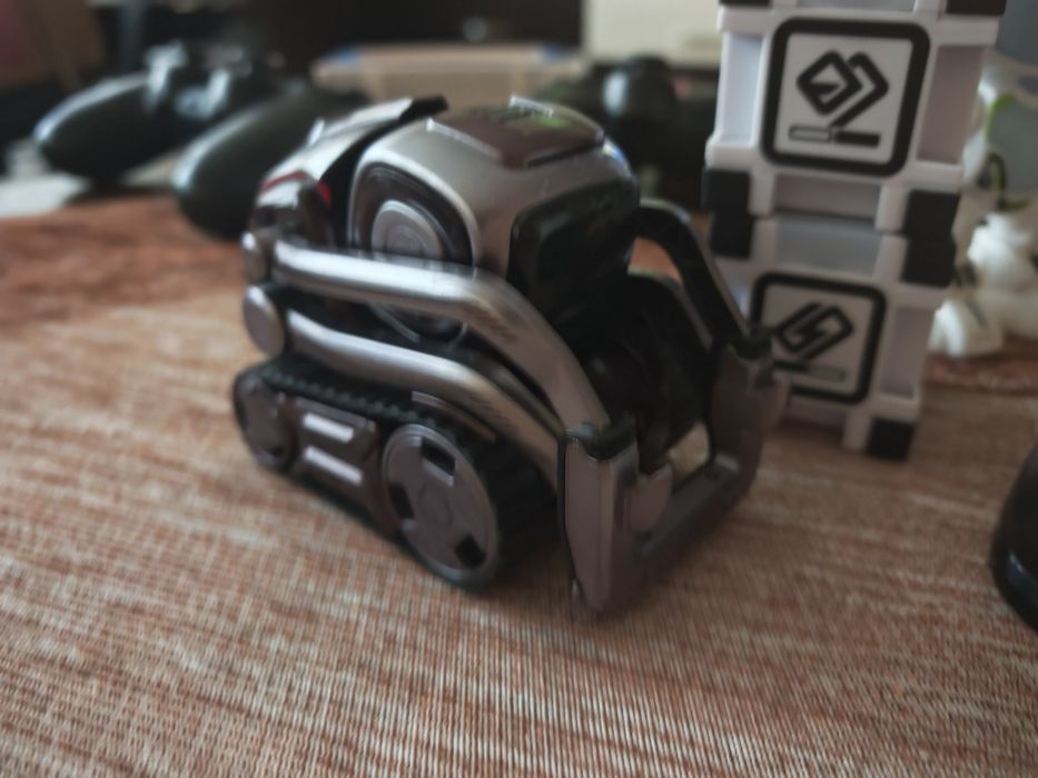 Продавам робот Cozmo лимитирана серия