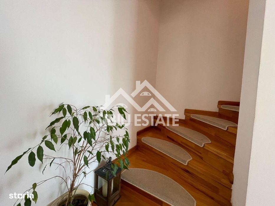 Casa cvadruplex de vanzare 4 camere, 2 locuri de parcare