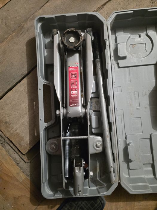 Продам домкрат подкатной