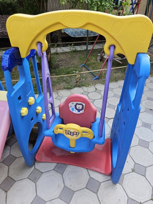 Продается детская горка и качелими