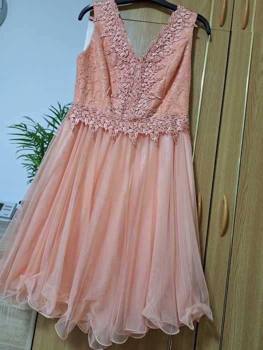 Rochiță roz din tull cu pietricele și dantelă aplicată