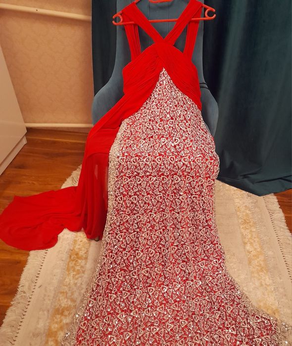 Роскошное вечернее платье