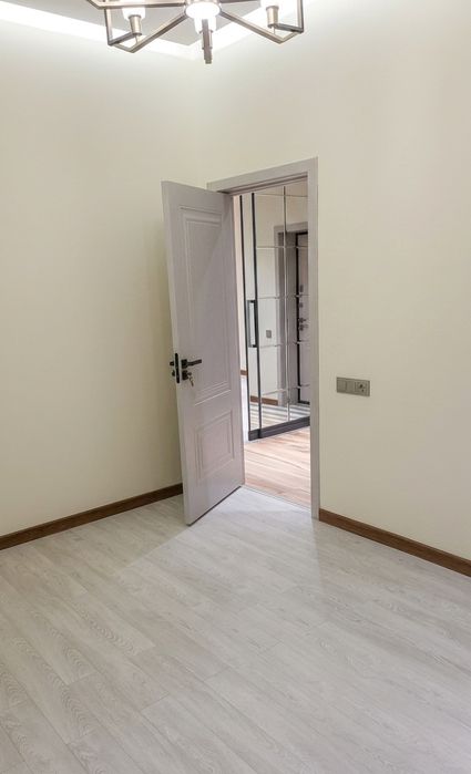 Дом 2 хонали сотилади