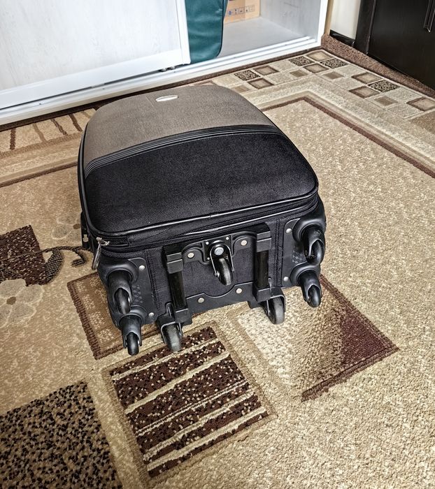 Чемодан на колёсиках