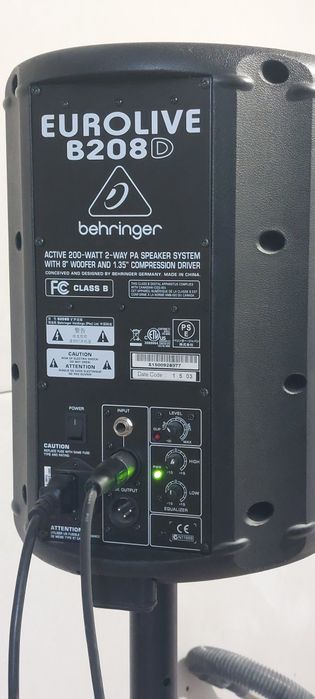 Vand o pereche de boxe active Behringer B208D