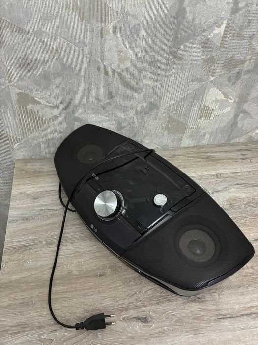 Магнитофон LG.
