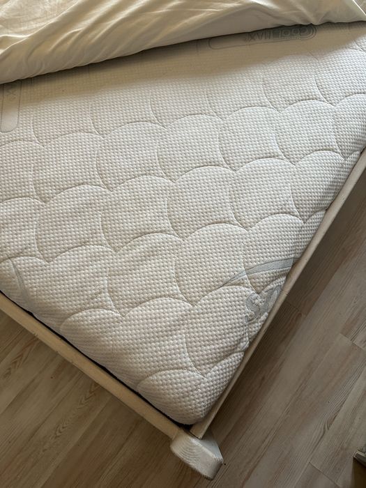 Продам двуспальную кровать с матрасом