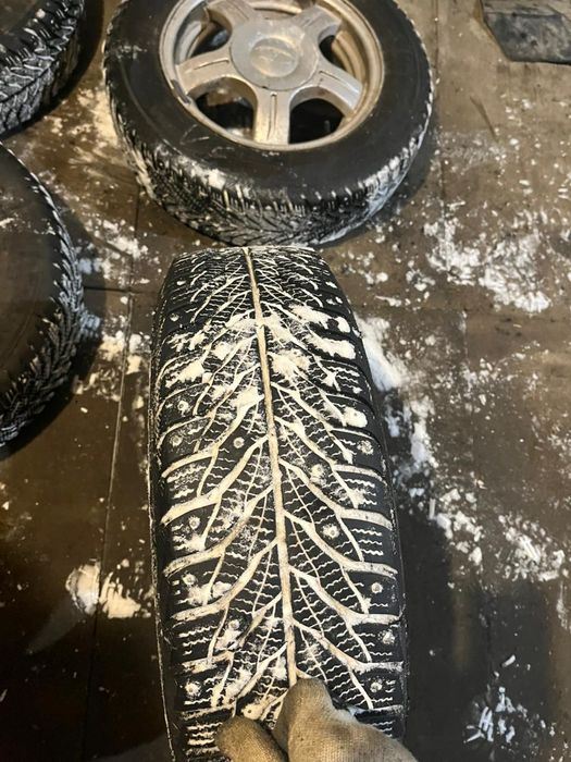 Шины на  зимние  с шипами