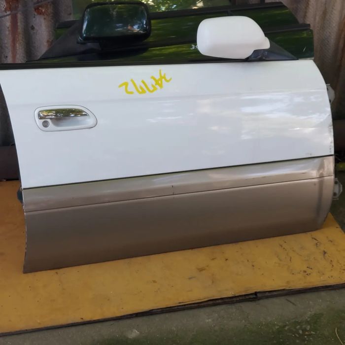 Двериь на Subaru Outback  Б4 .