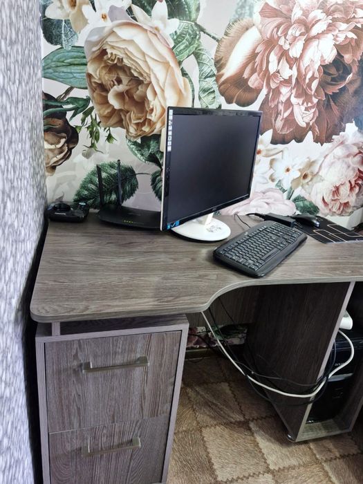 Продам компьютерный стол