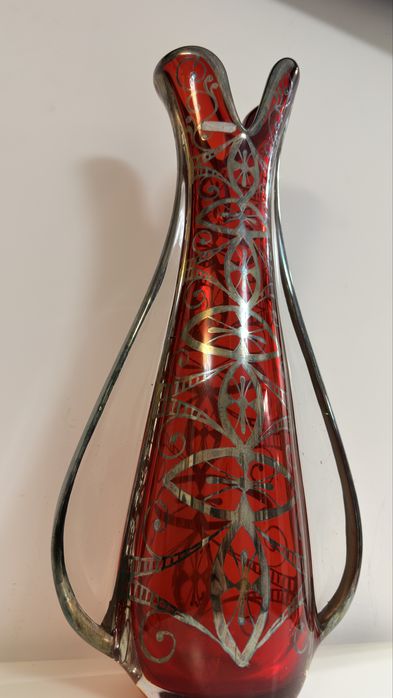 Vaza din sticla rosie decorata cu argint
