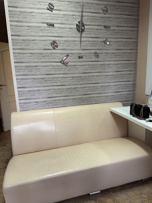 Кремообразен триместен диван