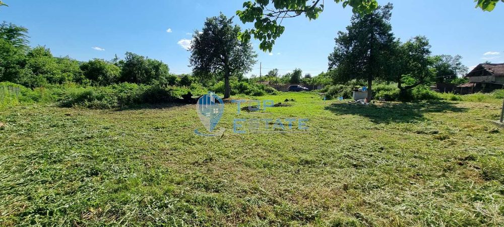 Два парцела с проект за еднофамилна къща в село Първомайци, област Ве