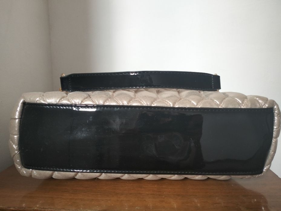 Сумка золотистого цвета