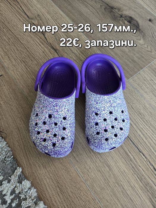 Сандали предимно на Crocs