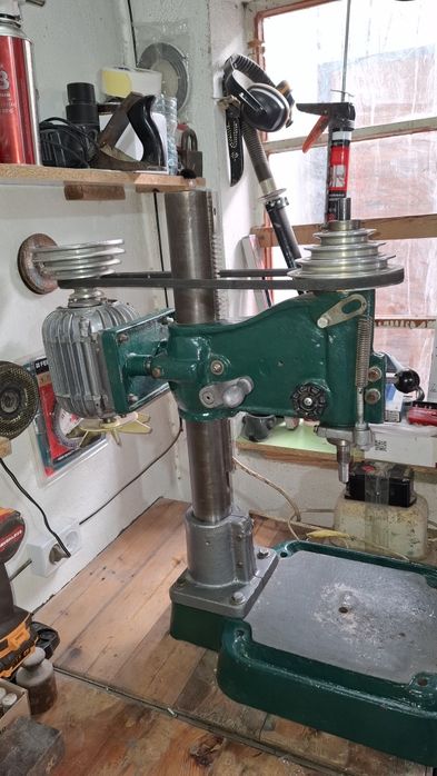 Сверлильный станок сотилади.Состояние отличное.Работает на 220вольт.