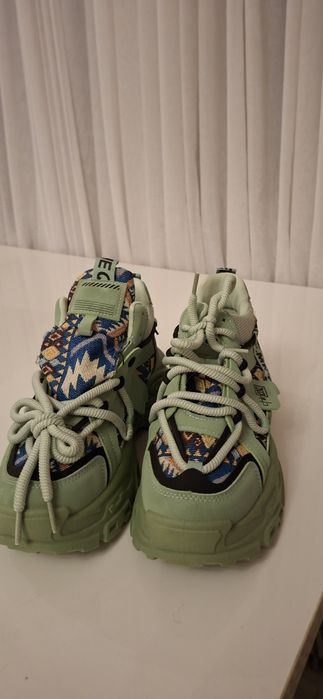 Кроссовки зеленые