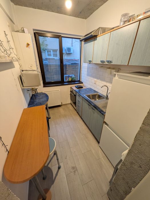 Închiriez studio (garsoniera)