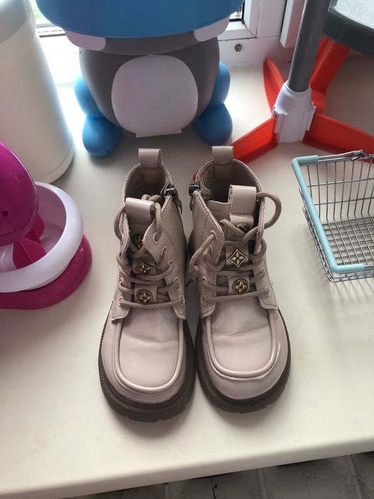 Продам детские ботинки